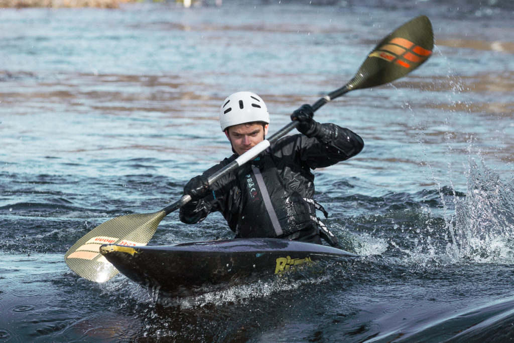 Erik Garmo på väg nedför Faluån i kanot. Foto: Magnus Stålberg