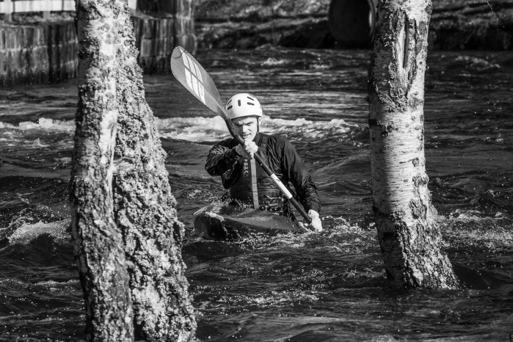 Erik Garmo paddlar mellan björkar i Faluån. Foto: Magnus Stålberg