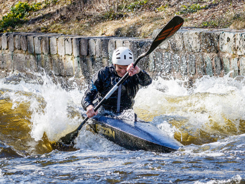 Erik Garmo paddlar mot strömmen i Faluån. Foto: Magnus Stålberg