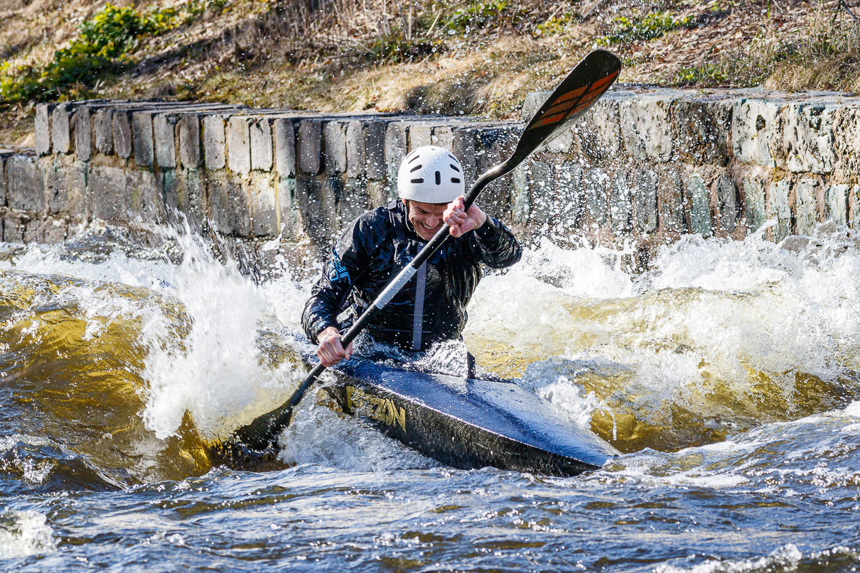 Erik Garmo paddlar mot strömmen i Faluån. Foto: Magnus Stålberg